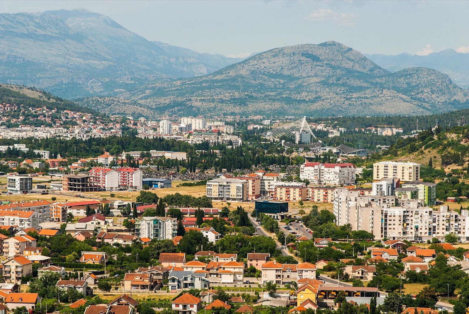 Panorama Podgorice s Milenijumskim mostom u pozadini