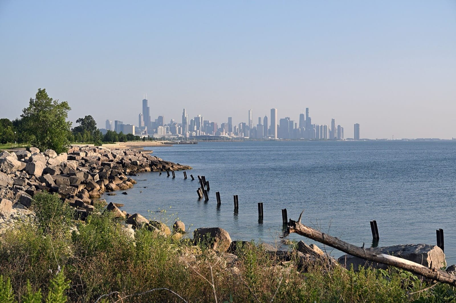 Pogled na nebodere Chicaga s obale jezera Michigan
