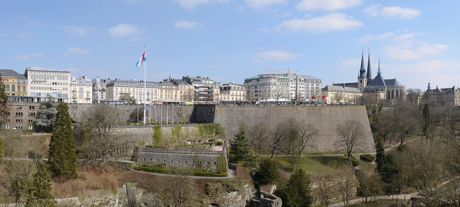 Pogled na grad Luksemburg s trga Metz