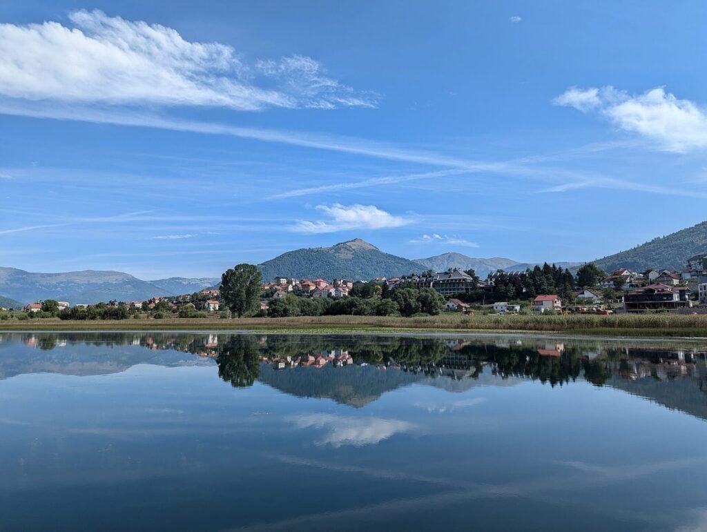 Plav se ogleda u jezeru u podnožju Prokletija
