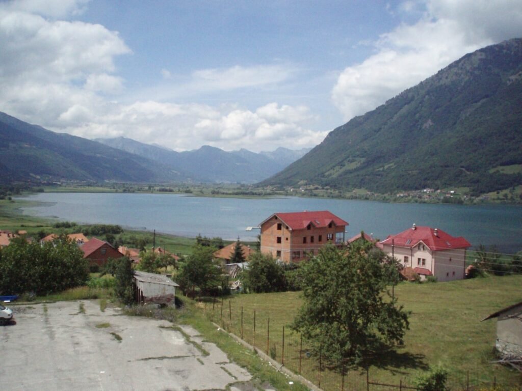 Pogled na Plavsko jezero i okolna naselja