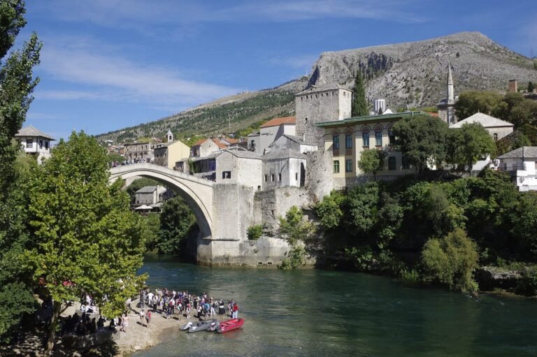 FOTO: Stari most u Mostaru – luk koji je ponovo spojio obale Neretve