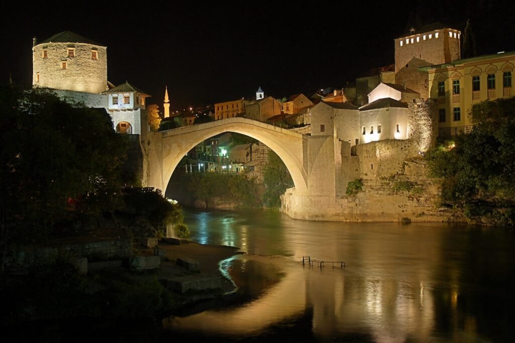 Stari most noću, osvijetljen iznad Neretve