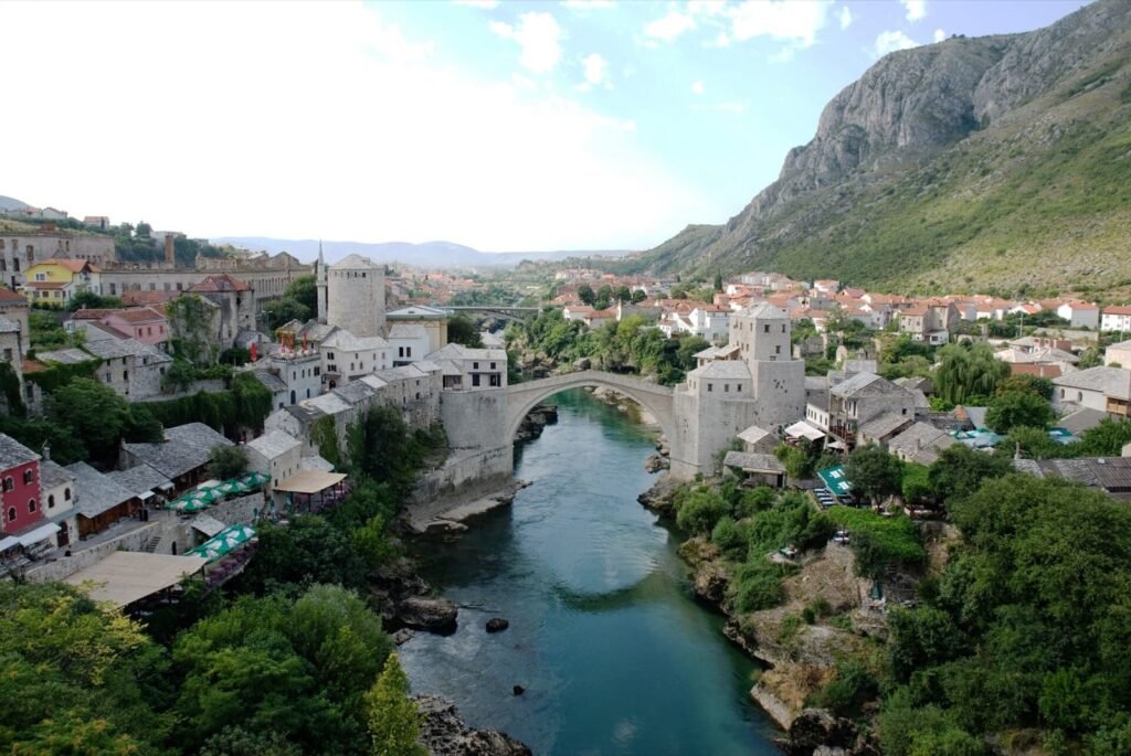 Panorama starog Mostara s mostom i dolinom Neretve