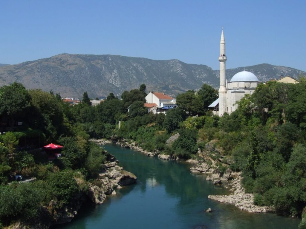 Pogled sa Starog mosta na Neretvu i džamiju na obali
