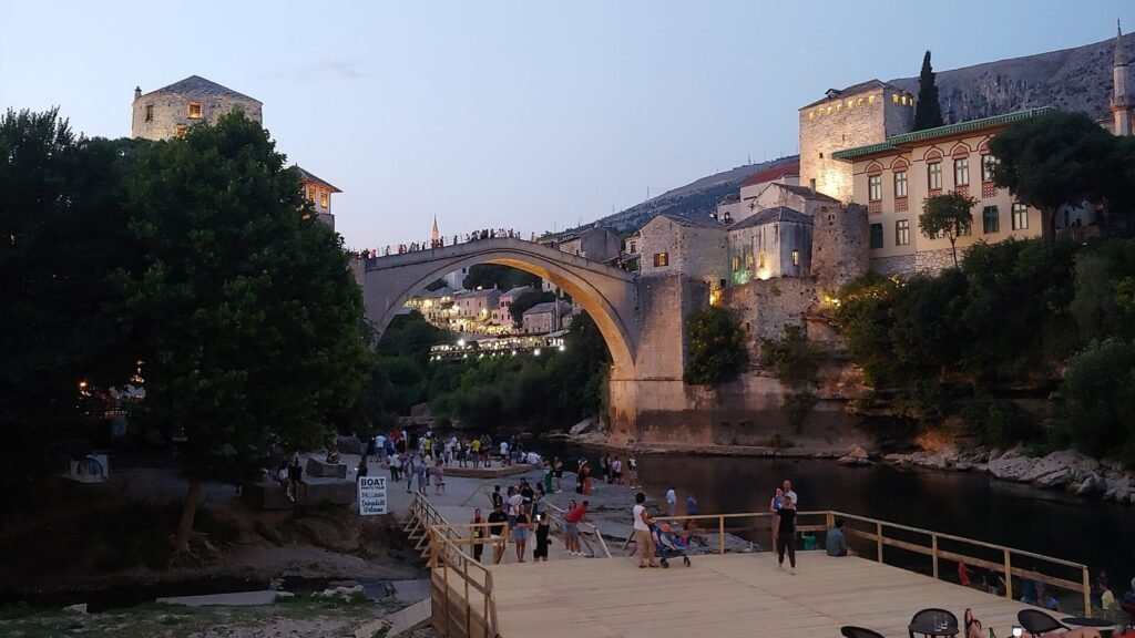 Stari most u sumrak, kada se pale svjetla starog grada